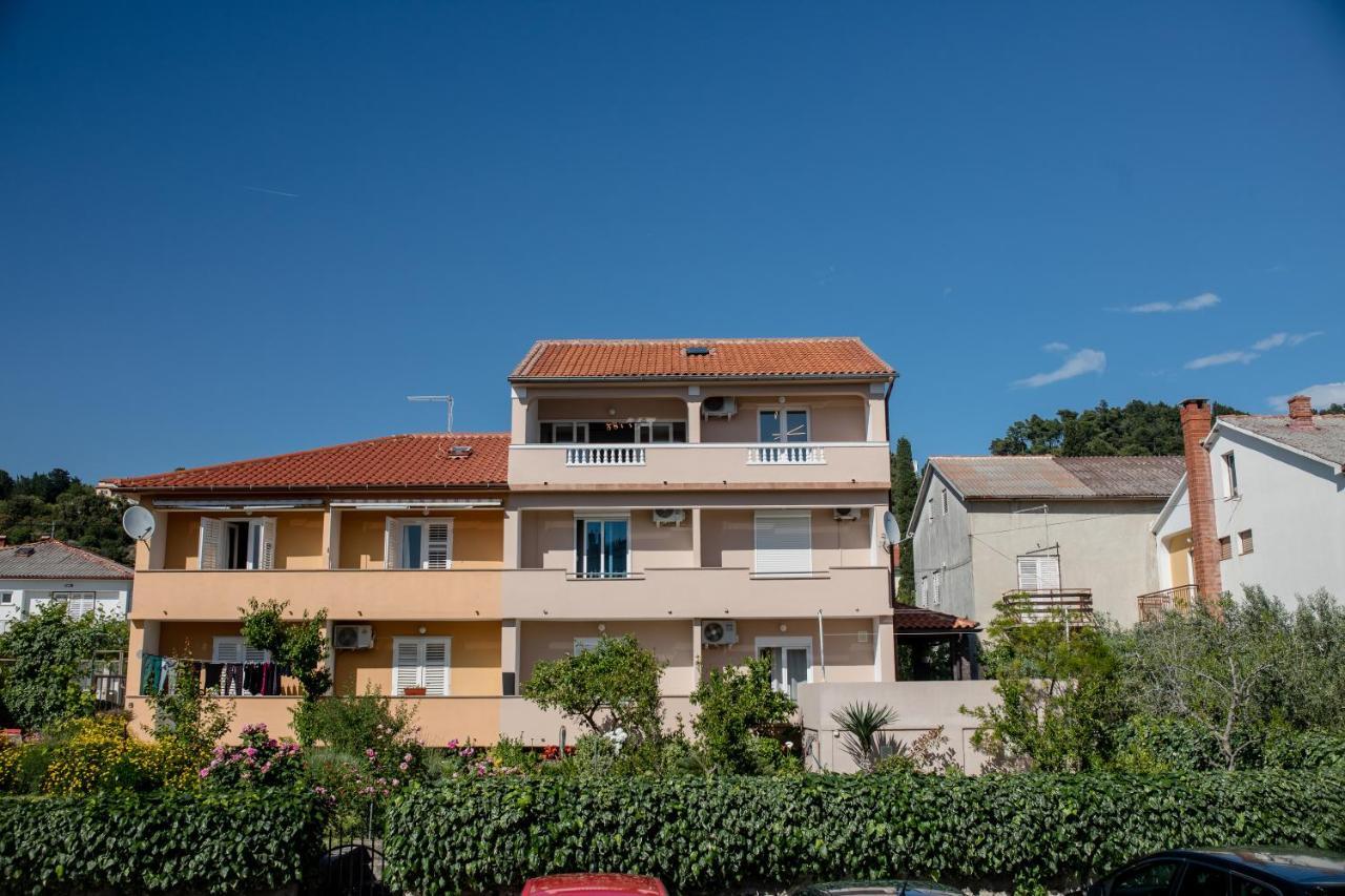 Apartments Luka Раб Экстерьер фото